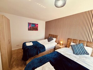 3 bedrooms, iron/ironing board, WiFi, bed sheets - Home from Home-Family&Contractor Friendly-Sleeps 7 (Wolverhampton)