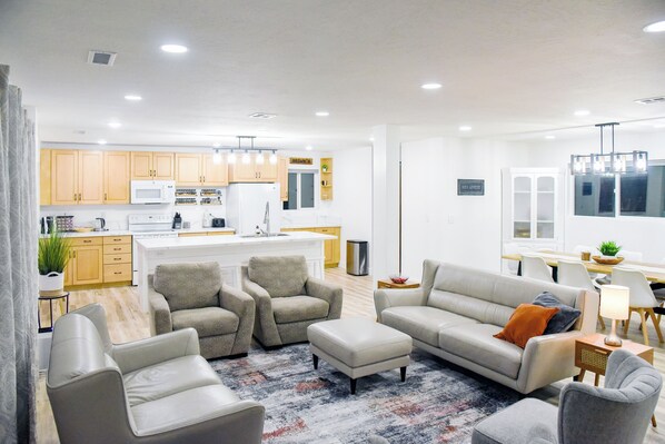 Smart TV, fireplace, video games - Backyard Oasis - Downtown - Retro Chic - King Bed (Kanab)