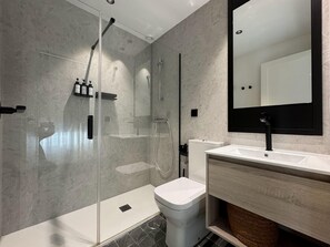 Douche, sèche-cheveux, serviettes fournies, savon