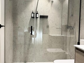 Shower, hair dryer, towels, soap - Refinadores Boutique Apartments - Murillo (Sevilla)