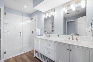 Shower, hair dryer, towels