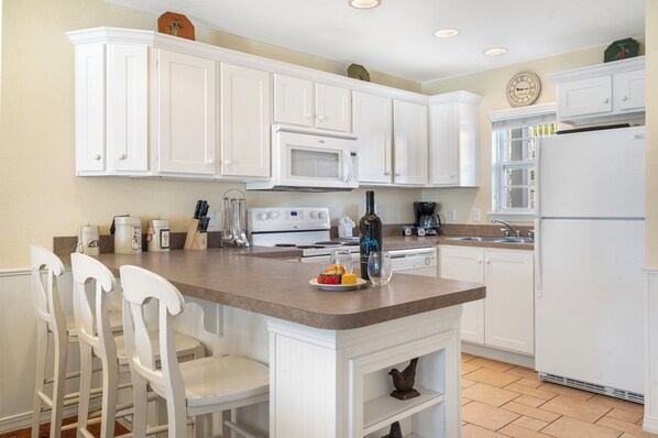 Réfrigérateur, four à micro-ondes, un four, surface de cuisson