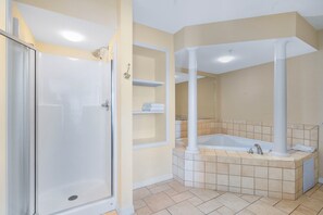 Shower, jetted bath, towels - Spacious Lake-Access Condo with Screened Porch, Outdoor Pool & Free Daily Tickets (Kimberling City)