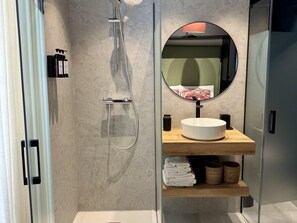 Een douche, een haardroger, handdoeken, zeep
