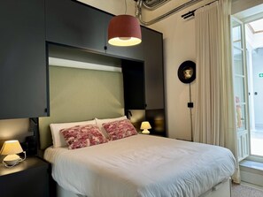 1 quarto, cofres nos quartos, ferros/tábuas de passar roupa