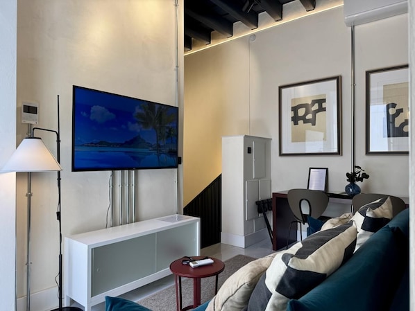 TV - Refinadores Boutique Apartments - Cervantes (Sevilla)