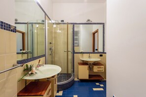 Douche, sèche-cheveux, bidet, serviettes fournies