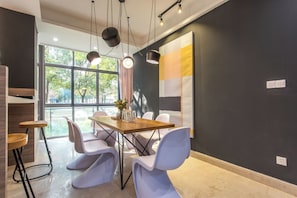 Appartement Familial, plusieurs lits, non-fumeurs, vue ville | 3 chambres, rideaux occultants, Wi-Fi gratuit