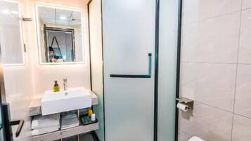 Basic Double Room | Desk, laptop workspace, free WiFi