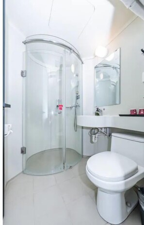 Kahden hengen perushuone | Kylpyhuone | Suihku, ilmaiset hygieniatuotteet, hiustenkuivaaja, pyyhkeet