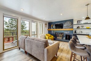TV, fireplace - Beautiful condo at Seventh Mountain w/ shared hot tub & pool, fireplace, patio (Bend)