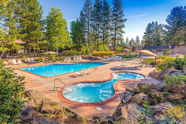 A heated pool - Beautiful condo at Seventh Mountain w/ shared hot tub & pool, fireplace, patio (Bend)