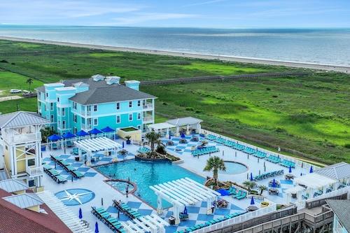 Spacious beach condo with ocean view, balcony, shared pool & close to the beach