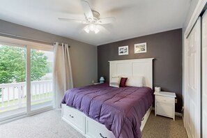 4 bedrooms, iron/ironing board, internet, bed sheets