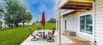 Spacious lakefront house w/patio, balcony, grill & foosball