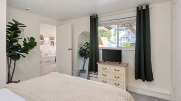 2 bedrooms, desk, iron/ironing board, free WiFi
