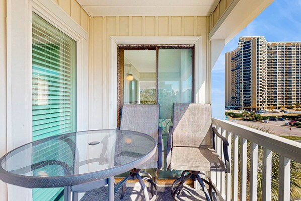 Outdoor dining - Oceanview condo with pool, private balcony & beach access (Myrtle Beach)