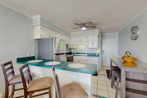 Réfrigérateur, four à micro-ondes, un four, surface de cuisson