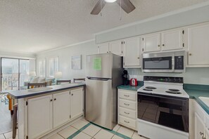 Réfrigérateur, four à micro-ondes, un four, surface de cuisson