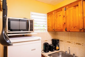 Economy Suite, Balcony, Garden View | Private kitchen
