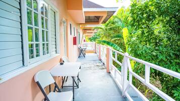 Suite Ăconomique, balcon, vue jardin | Terrasse/Patio