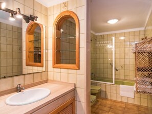 Dusche, Haartrockner, Handtücher