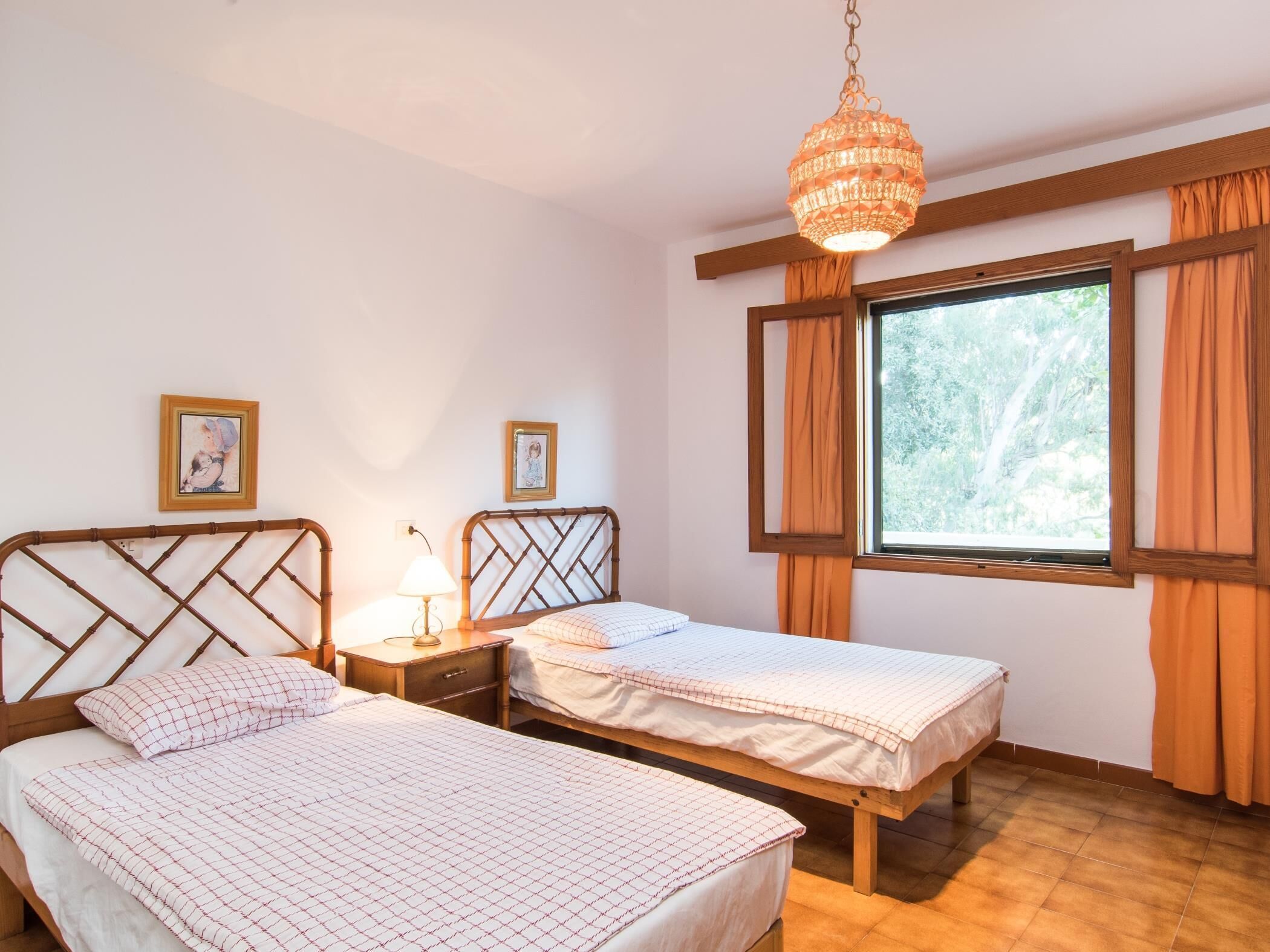 مكواة/لوح كي وخدمة الإنترنت وملاءات أسرّة