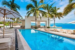A heated pool - Luxury oceanfront apartment with private balcony, rooftop pool & gym access (Puerto Vallarta)