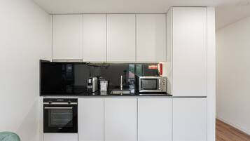 Fridge, microwave, oven, coffee/tea maker