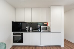 Kühlschrank, Mikrowelle, Ofen, Wasserkocher mit Kaffee-/Teezubehör