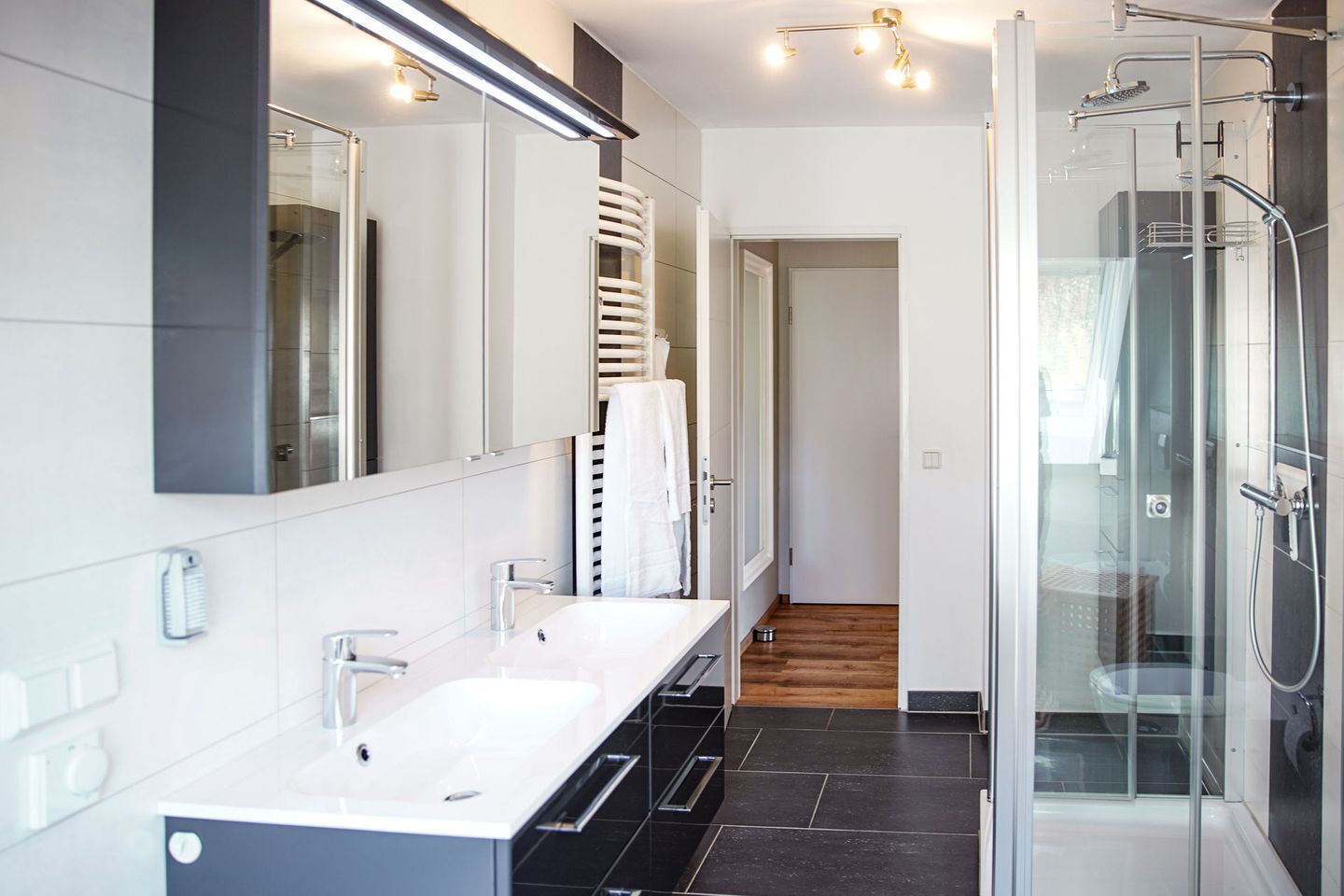 Chuveiro, secador de cabelo, toalhas de banho, sabonete