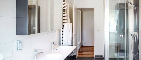 Chuveiro, secador de cabelo, toalhas de banho, sabonete