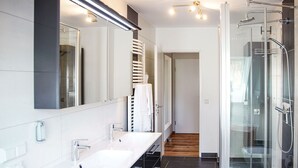 シャワー、ヘアドライヤー、タオル、石鹸