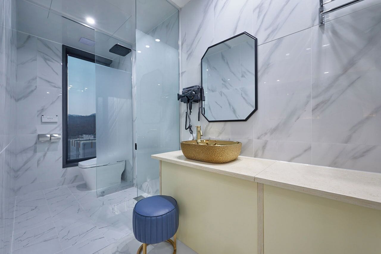 Camera familiare con 2 letti singoli | Bagno | Asciugacapelli, pantofole, asciugamani, shampoo