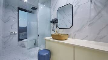 Family Twin Room | Bathroom | Hair dryer, slippers, towels, shampoo