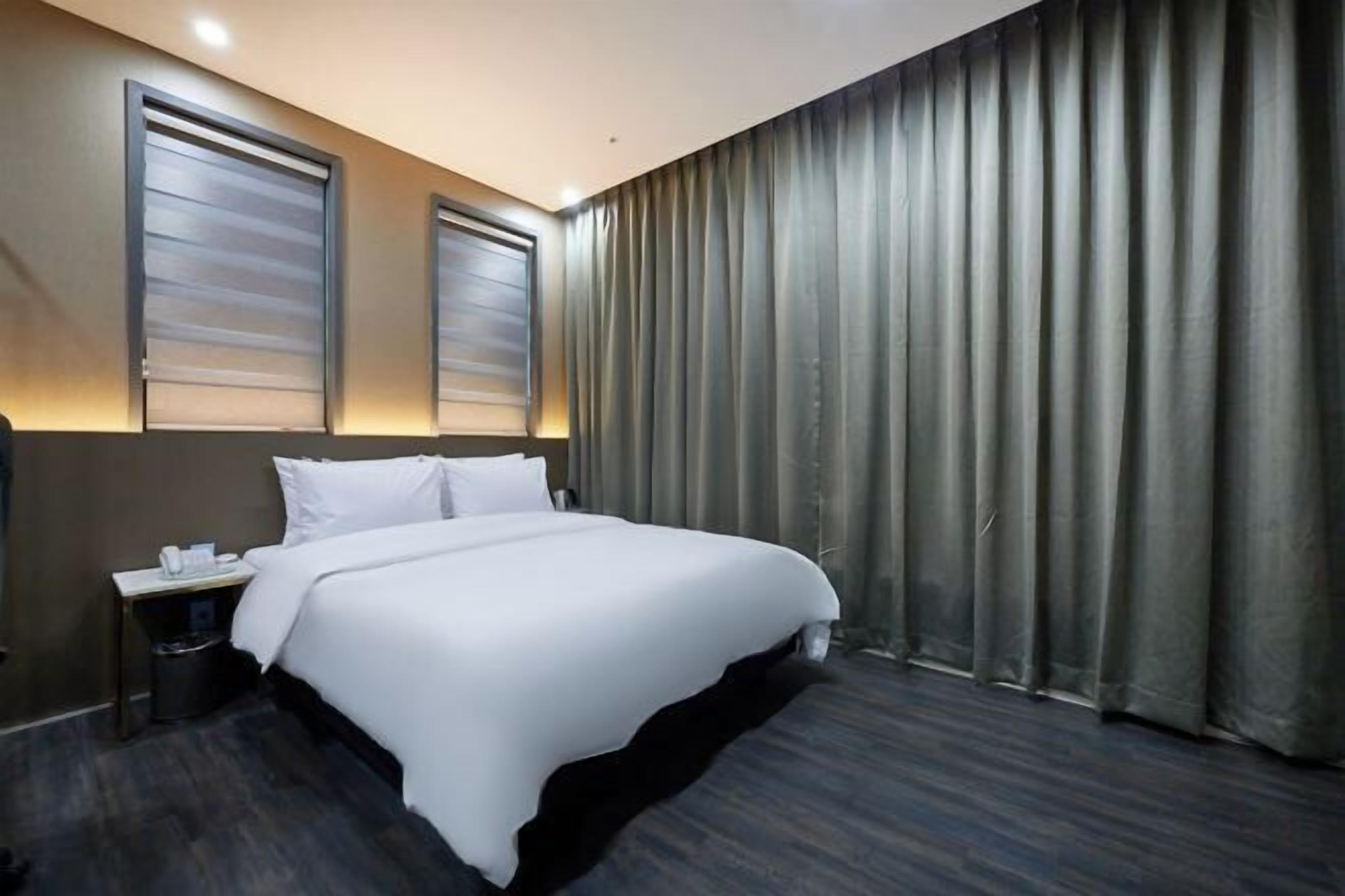 Bureau, espace de travail pour ordinateur portable, rideaux occultants