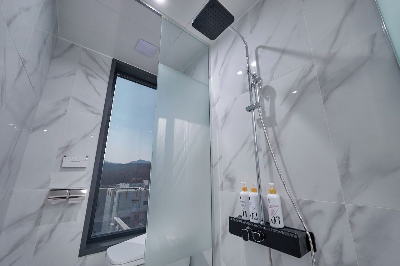 FamilieTwin kamer | Badkamer | Een haardroger, pantoffels, handdoeken, shampoo