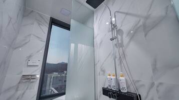 FamilieTwin kamer | Badkamer | Een haardroger, pantoffels, handdoeken, shampoo