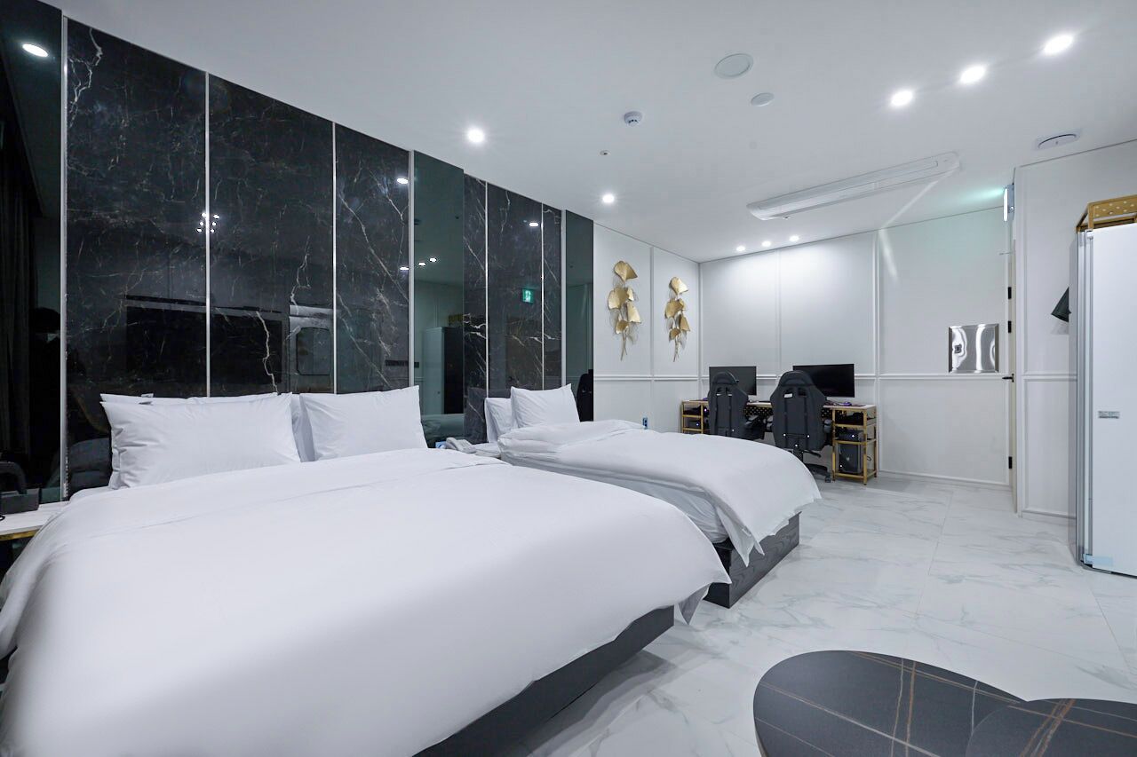 Family Twin Room | Desk, laptop workspace, blackout drapes, free WiFi