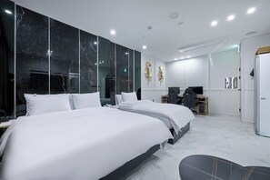 Family Twin Room | Desk, laptop workspace, blackout curtains, free WiFi