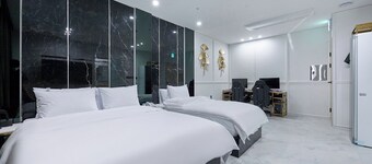 HOUND HOTEL