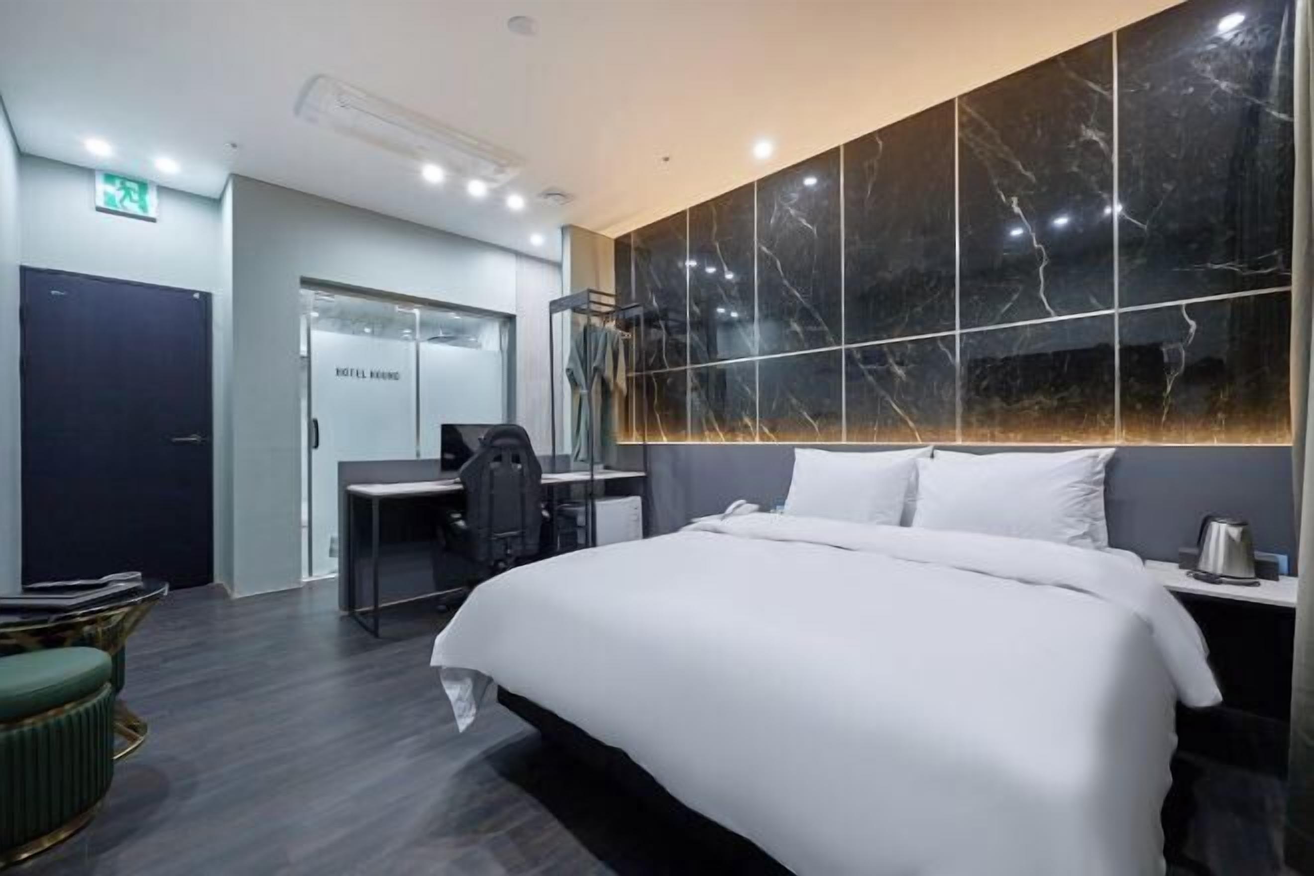 Bureau, espace de travail pour ordinateur portable, rideaux occultants