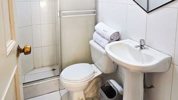 Een bureau, een laptopwerkplek, gratis wifi, beddengoed