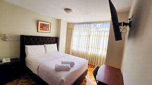 Standaard kamer, uitzicht op de stad | Een bureau, een laptopwerkplek, gratis wifi, beddengoed