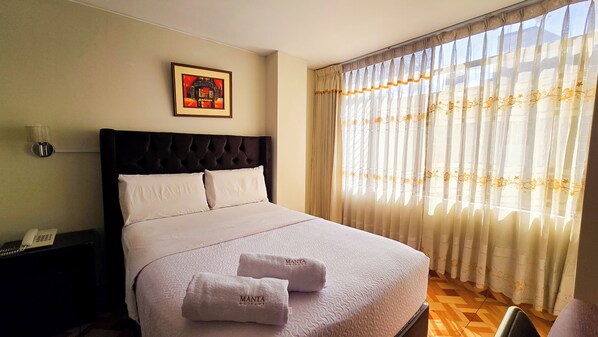 Standaard kamer, uitzicht op de stad | Een bureau, een laptopwerkplek, gratis wifi, beddengoed