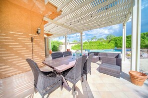 Outdoor dining - Outdoor oasis with WiFi and AC in delightful Rancho Mirage (Rancho Mirage)