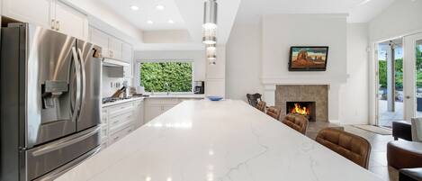 Jääkaappi, mikroaaltouuni, uuni, liesi