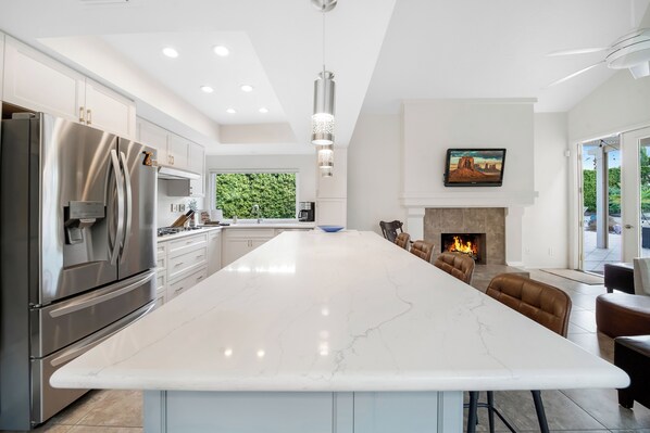 Fridge, microwave, oven, stovetop - Outdoor oasis with WiFi and AC in delightful Rancho Mirage (Rancho Mirage)