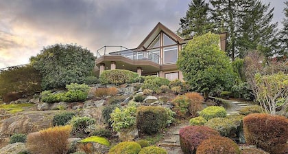 Modern and spacious hilltop suite close to all amenities.