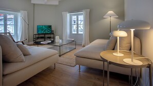Ein modernes Wohnzimmer mit einer Couch, einem Couchtisch und einer Stehlampe.